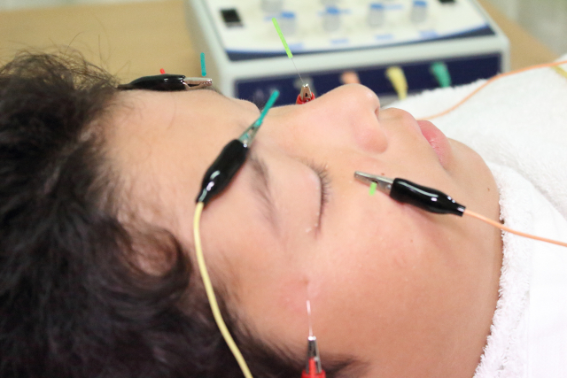 電気低周波を受けている男性